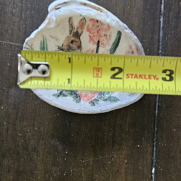 Handcrafted Rabbit Art on Shell - Multicolor - Picture 3 of 4